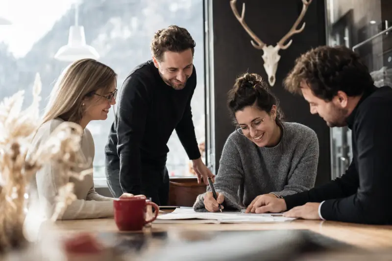 Team arbeitet gemeinsam